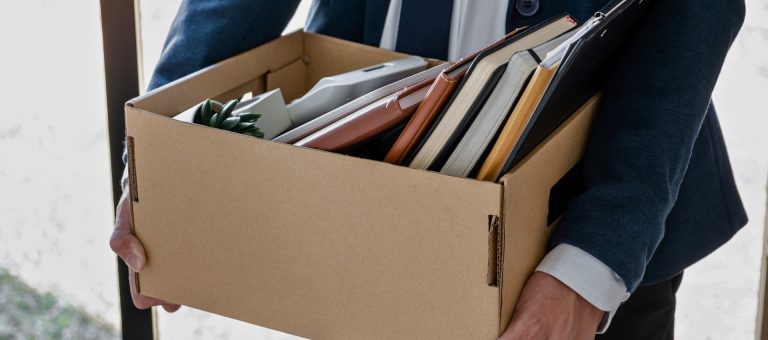 Líder de Recursos Humanos evaluando métricas de desempeño para decidir una baja de colaboradores.