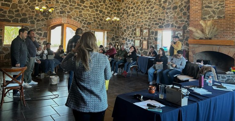 Colaborador recibiendo kit de bienvenida y capacitación inicial.