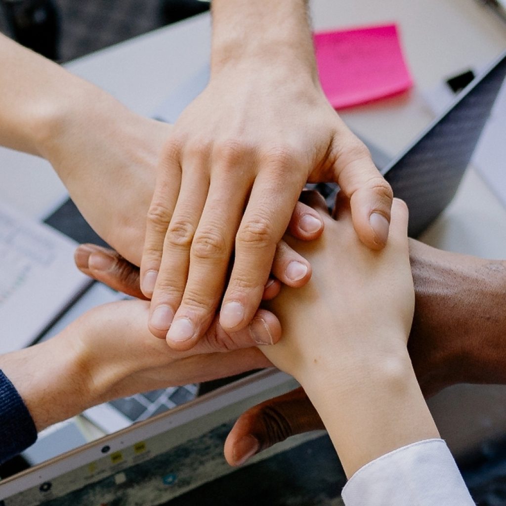 Grupo colaborativo trabajando en objetivos estratégicos de equipos de alto desempeño.