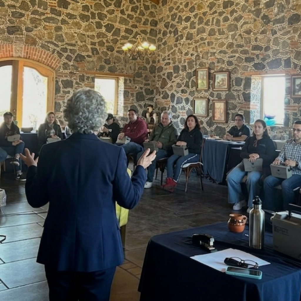 Líder de proyecto facilitando una sesión de planeación estratégica con su equipo de trabajo.